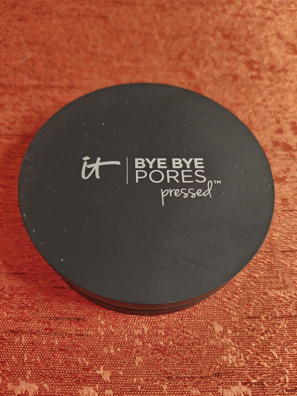 it cosmetics Bye Bye Pores Pressed - Black Compact with Orange Surface